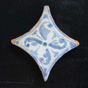 A group of 10 Manises tiles blue and white, 16th C. and one lozenge shaped tile, 17th C. — photo 2