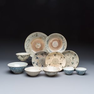 A group of 11 Chinese blue and white and white-glazed wares — photo 1