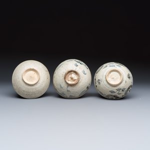 A group of 11 Chinese blue and white and white-glazed wares — photo 9