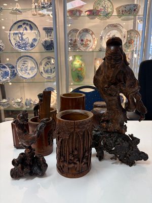 A group of 11 Chinese carved bamboo and wooden works, 19/20th C. — photo 1