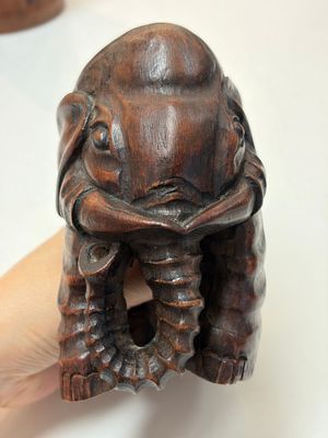 A group of 11 Chinese carved bamboo and wooden works, 19/20th C. — photo 39