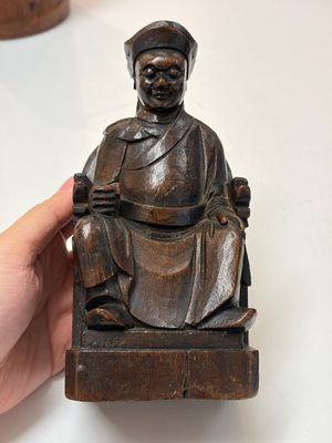 A group of 11 Chinese carved bamboo and wooden works, 19/20th C. — photo 45