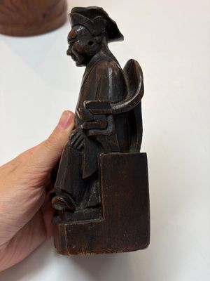 A group of 11 Chinese carved bamboo and wooden works, 19/20th C. — photo 46