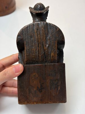 A group of 11 Chinese carved bamboo and wooden works, 19/20th C. — photo 48