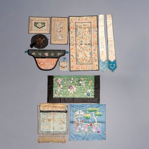 A group of 11 Chinese embroidered silk panels, purses and ornaments, 19/20th C. — 照片 1