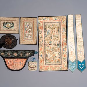 A group of 11 Chinese embroidered silk panels, purses and ornaments, 19/20th C. — 照片 2