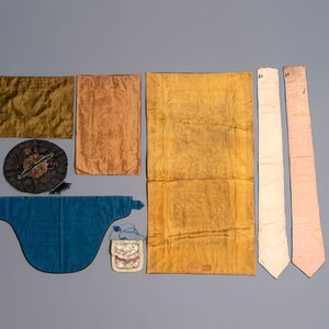 A group of 11 Chinese embroidered silk panels, purses and ornaments, 19/20th C. — 照片 3