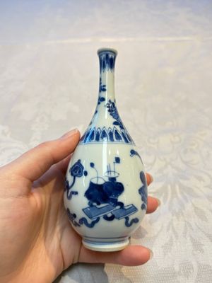 A group of 12 Chinese blue and white miniature vases and a small bottle vase, Kangxi — photo 1