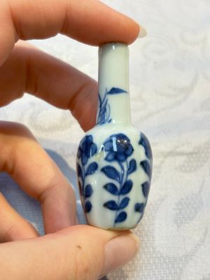 A group of 12 Chinese blue and white miniature vases and a small bottle vase, Kangxi — photo 12