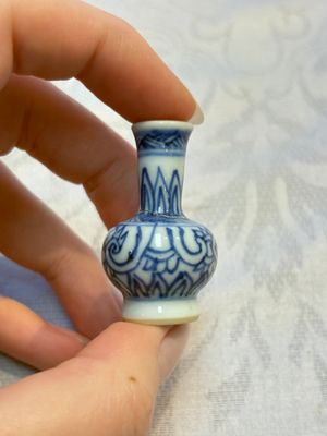 A group of 12 Chinese blue and white miniature vases and a small bottle vase, Kangxi — photo 15