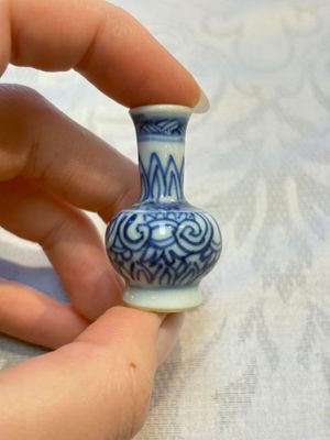 A group of 12 Chinese blue and white miniature vases and a small bottle vase, Kangxi — photo 17