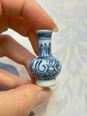 A group of 12 Chinese blue and white miniature vases and a small bottle vase, Kangxi — photo 18