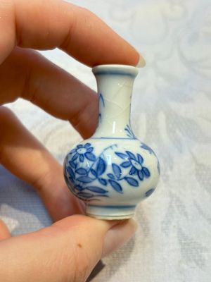 A group of 12 Chinese blue and white miniature vases and a small bottle vase, Kangxi — photo 22