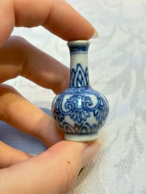 A group of 12 Chinese blue and white miniature vases and a small bottle vase, Kangxi — photo 27