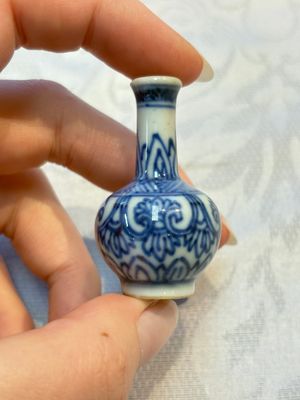 A group of 12 Chinese blue and white miniature vases and a small bottle vase, Kangxi — photo 29