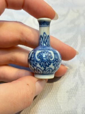 A group of 12 Chinese blue and white miniature vases and a small bottle vase, Kangxi — photo 30