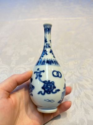 A group of 12 Chinese blue and white miniature vases and a small bottle vase, Kangxi — photo 3