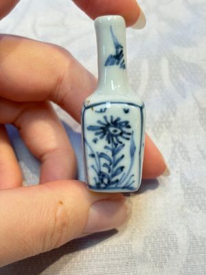 A group of 12 Chinese blue and white miniature vases and a small bottle vase, Kangxi — photo 36