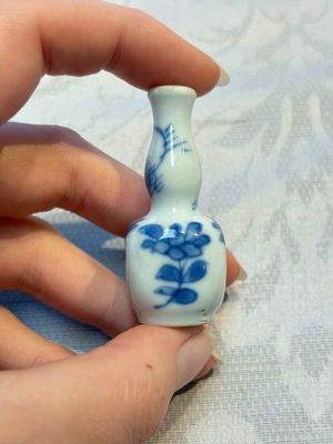 A group of 12 Chinese blue and white miniature vases and a small bottle vase, Kangxi — photo 45