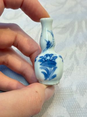 A group of 12 Chinese blue and white miniature vases and a small bottle vase, Kangxi — photo 46
