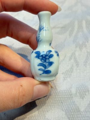 A group of 12 Chinese blue and white miniature vases and a small bottle vase, Kangxi — photo 47
