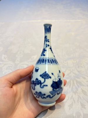 A group of 12 Chinese blue and white miniature vases and a small bottle vase, Kangxi — photo 5