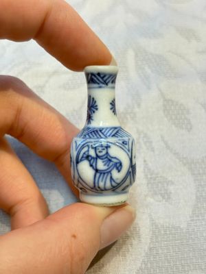 A group of 12 Chinese blue and white miniature vases and a small bottle vase, Kangxi — photo 51