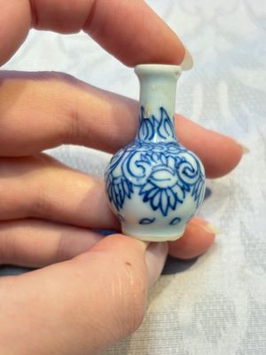 A group of 12 Chinese blue and white miniature vases and a small bottle vase, Kangxi — photo 58