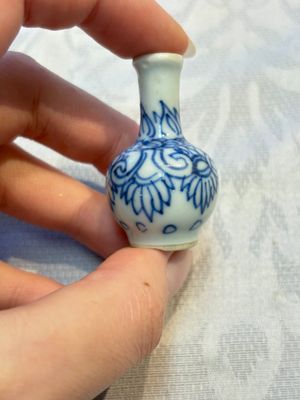A group of 12 Chinese blue and white miniature vases and a small bottle vase, Kangxi — photo 59