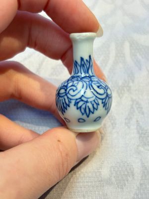 A group of 12 Chinese blue and white miniature vases and a small bottle vase, Kangxi — photo 60