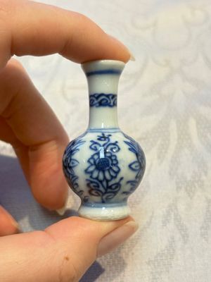 A group of 12 Chinese blue and white miniature vases and a small bottle vase, Kangxi — photo 63