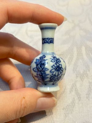 A group of 12 Chinese blue and white miniature vases and a small bottle vase, Kangxi — photo 64