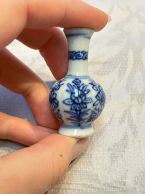 A group of 12 Chinese blue and white miniature vases and a small bottle vase, Kangxi — photo 65