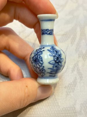 A group of 12 Chinese blue and white miniature vases and a small bottle vase, Kangxi — photo 66