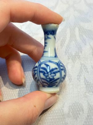 A group of 12 Chinese blue and white miniature vases and a small bottle vase, Kangxi — photo 69