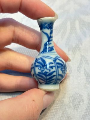 A group of 12 Chinese blue and white miniature vases and a small bottle vase, Kangxi — photo 70