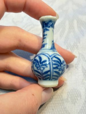 A group of 12 Chinese blue and white miniature vases and a small bottle vase, Kangxi — photo 71