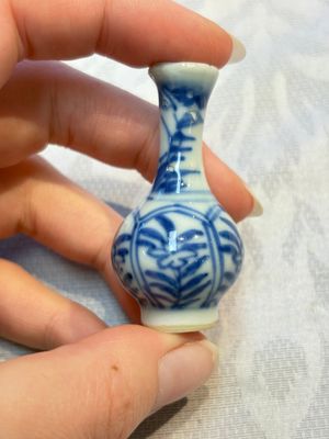 A group of 12 Chinese blue and white miniature vases and a small bottle vase, Kangxi — photo 72