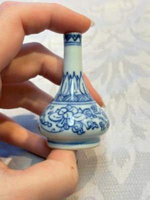A group of 12 Chinese blue and white miniature vases and a small bottle vase, Kangxi — photo 77