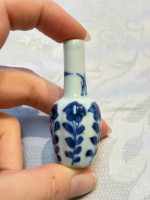 A group of 12 Chinese blue and white miniature vases and a small bottle vase, Kangxi — photo 9