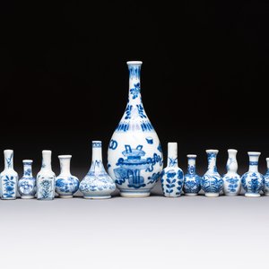 A group of 12 Chinese blue and white miniature vases and a small bottle vase, Kangxi — photo 1