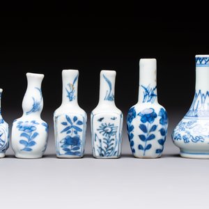 A group of 12 Chinese blue and white miniature vases and a small bottle vase, Kangxi — photo 11