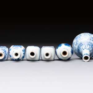 A group of 12 Chinese blue and white miniature vases and a small bottle vase, Kangxi — photo 12