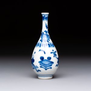 A group of 12 Chinese blue and white miniature vases and a small bottle vase, Kangxi — photo 16