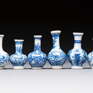 A group of 12 Chinese blue and white miniature vases and a small bottle vase, Kangxi — photo 2