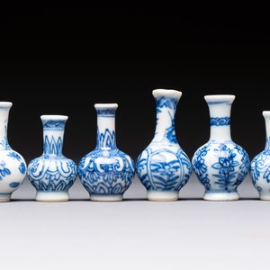 A group of 12 Chinese blue and white miniature vases and a small bottle vase, Kangxi — photo 3