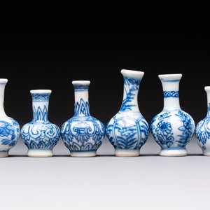 A group of 12 Chinese blue and white miniature vases and a small bottle vase, Kangxi — photo 4