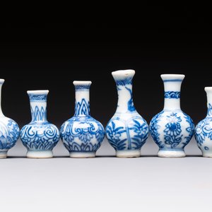A group of 12 Chinese blue and white miniature vases and a small bottle vase, Kangxi — photo 5