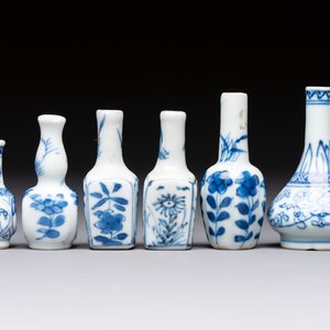 A group of 12 Chinese blue and white miniature vases and a small bottle vase, Kangxi — photo 8