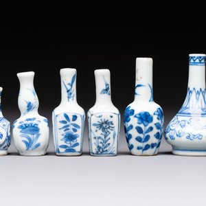 A group of 12 Chinese blue and white miniature vases and a small bottle vase, Kangxi — photo 9